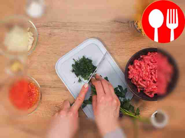 Промойте помидоры и снимите с них кожицу....