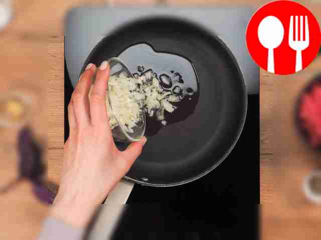 Начните готовить пасту болоньезе. Разогрейте...