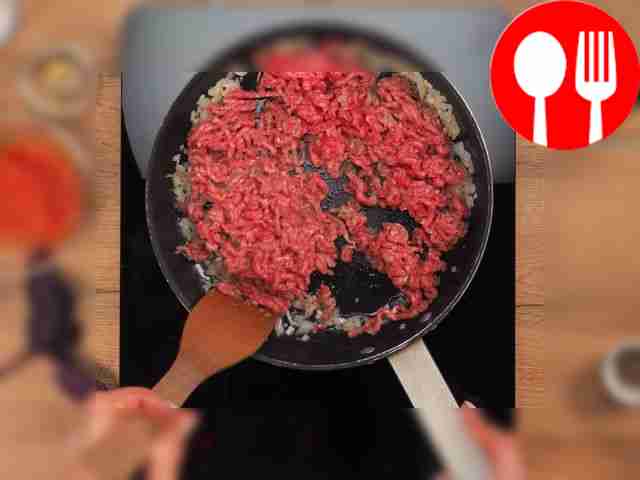 Приготовьте фарш и выложите его на сковороду...