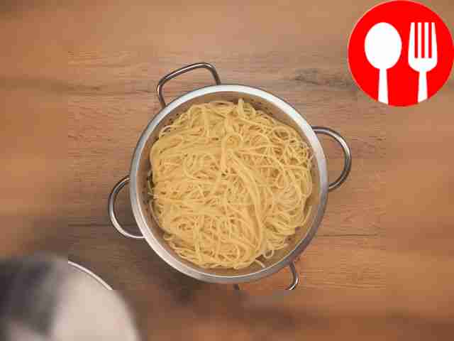 Приготовьте пасту. Налейте воду в кастрюлю и...