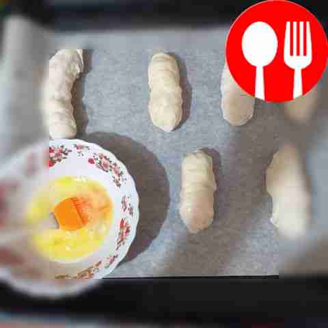 Разрежьте тесто на маленькие полоски и...