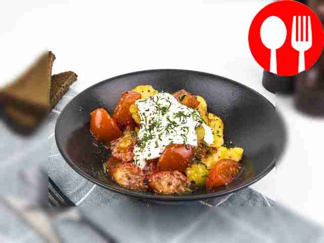 Салат из томатов и запеченного картофеля