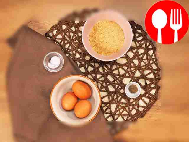 Помойте яйца с мылом и тщательно высушите их...