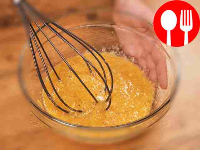 Приготовьте кляр на основе сухарей. Возьмите...