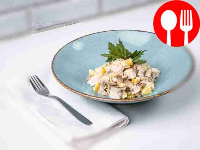 Салат с курицей и ананасами