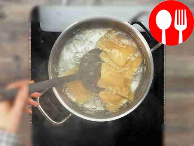 Приготовьте равиоли с рыбой. Раскатайте тесто...