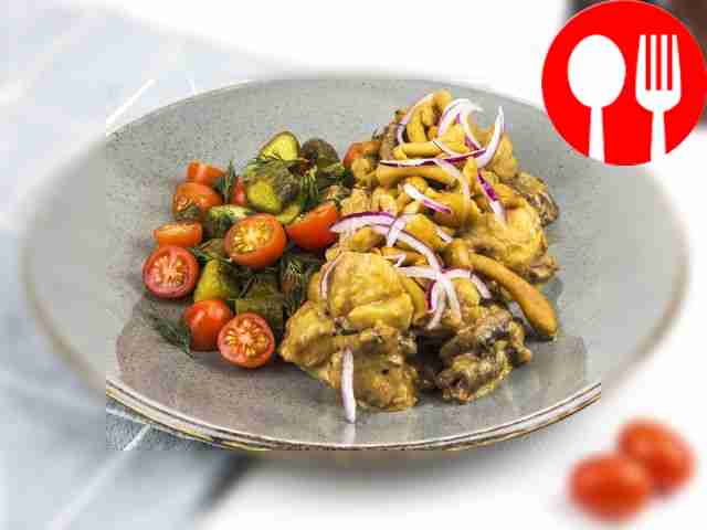 Теплый картофельный салат с говядиной и опятами