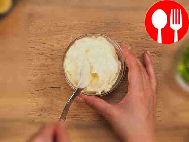 Измельчите ингредиенты. Отделите белки от...