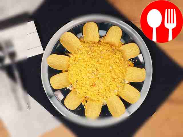 Готовый салат украсьте чипсами по всему...