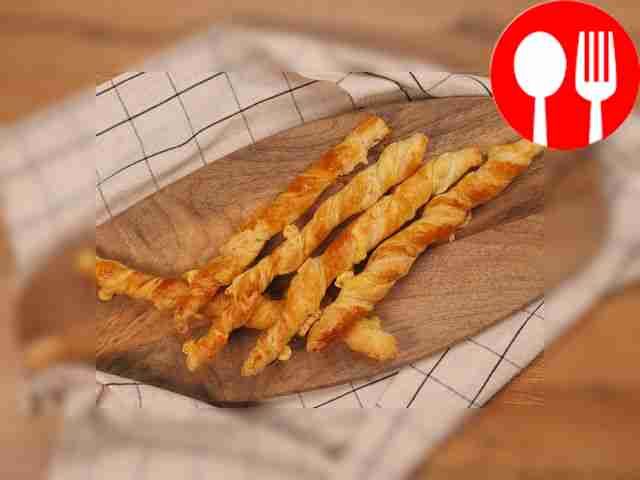 Сырные палочки из слоеного теста