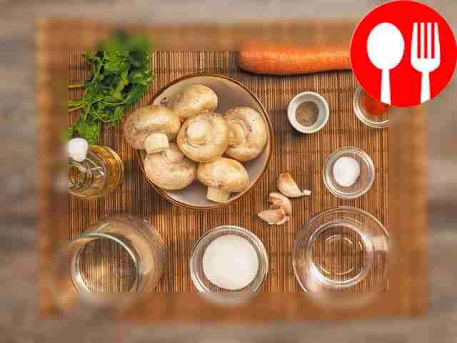 Хорошо промойте шампиньоны и, если нужно,...