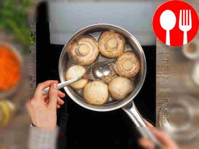 Очистите грибы. В кастрюлю влейте воду и...