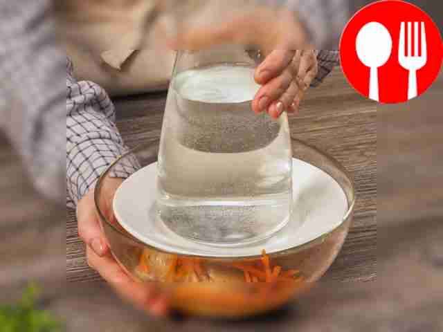 Замаринуйте закуску. В глубокой миске...