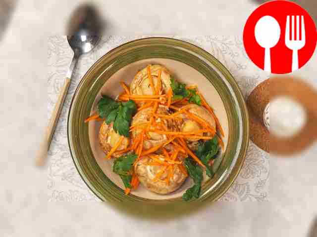 Перед подачей добавьте на блюдо веточку кинзы...