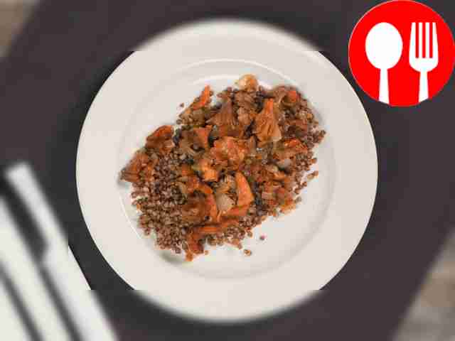 Жареные лисички с гречкой