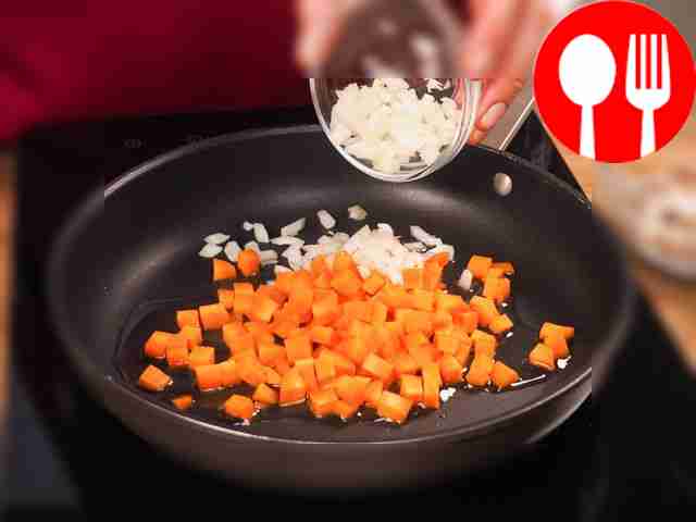 Приготовьте зажарку. Пока картофель варится,...