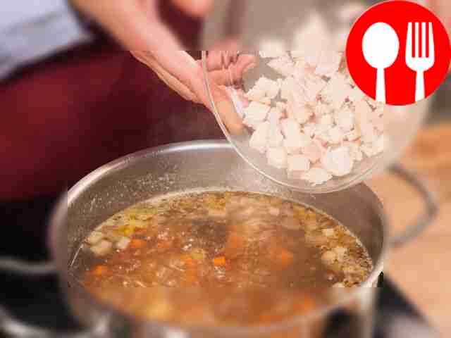 Соедините ингредиенты. Переложите зажарку в...