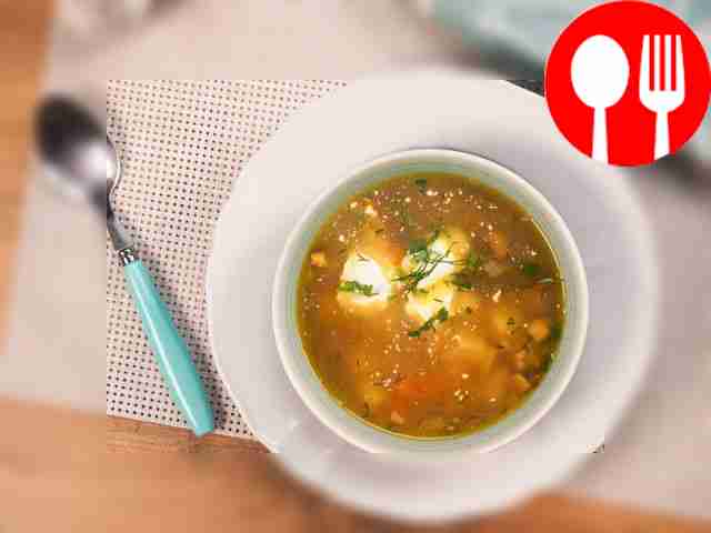 Перед подачей украсьте куриный суп с...