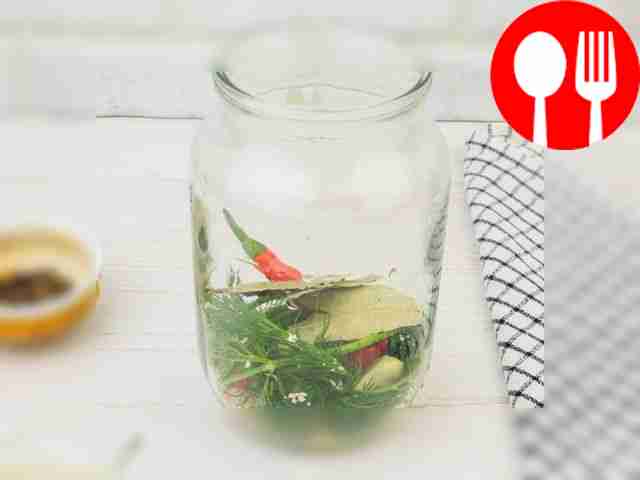 На дно банки уложите лавровый лист, перец...