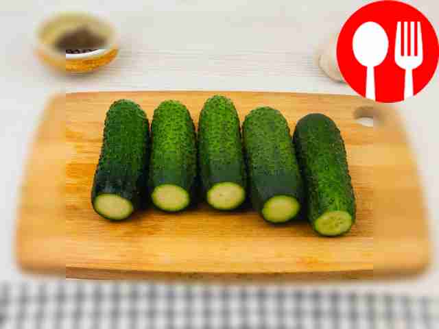 Возьмите вымоченные огурцы и с обеих сторон...