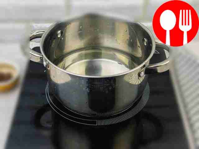 Доведите воду до кипения.