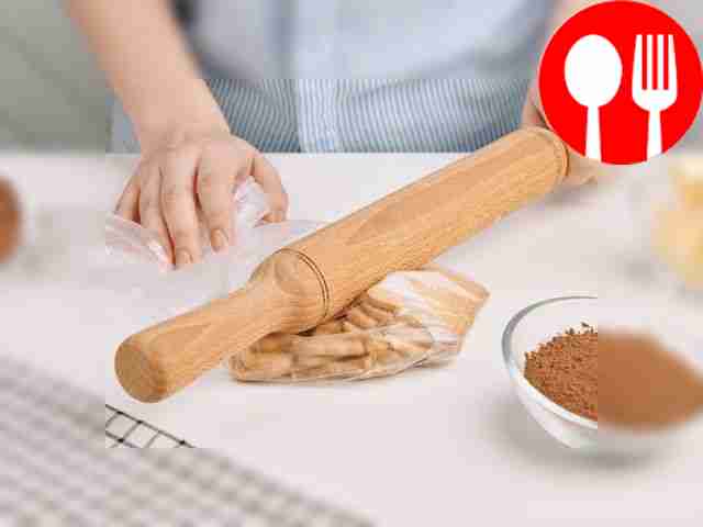 Поместите 150 г печенья в целлофановый пакет и...