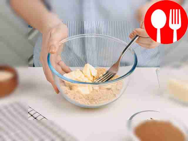 В глубокой миске соедините печенье и...