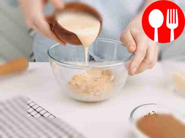 Постепенно добавляйте сгущённое молоко и...