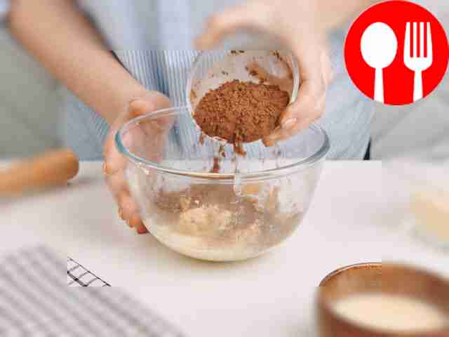 Добавьте корицу и вымесите тесто до однородной...