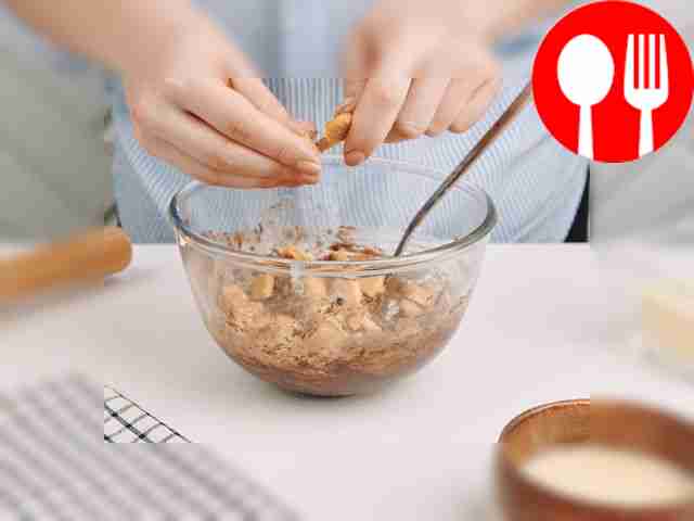 Разломайте оставшееся печенье руками на...