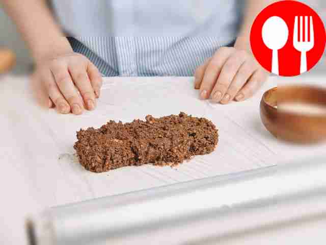 Разложите готовую шоколадную массу на пищевую плёнку.