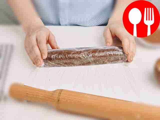 Сформируйте колбаску. Поместите готовое...