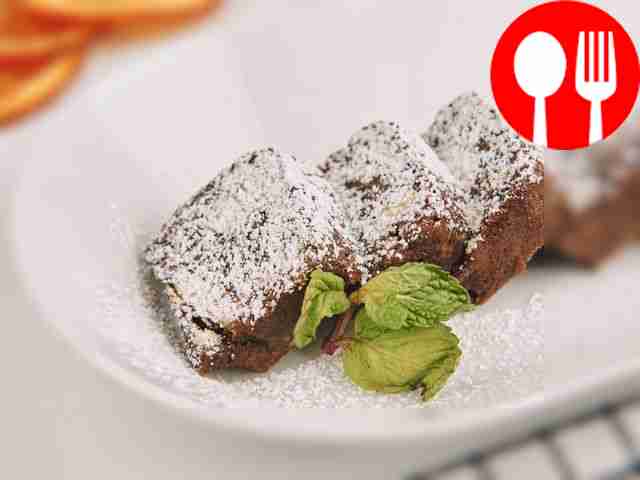 Сформируйте шоколадную массу в оригинальную...