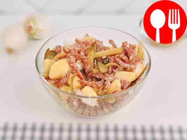 Закуска из картошки, огурца и салями