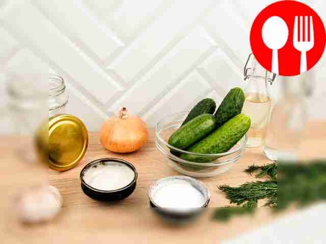 Тщательно вымойте все овощи, входящие в салат.