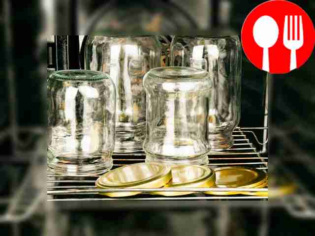 Обязательно следует простерилизовать посуду...