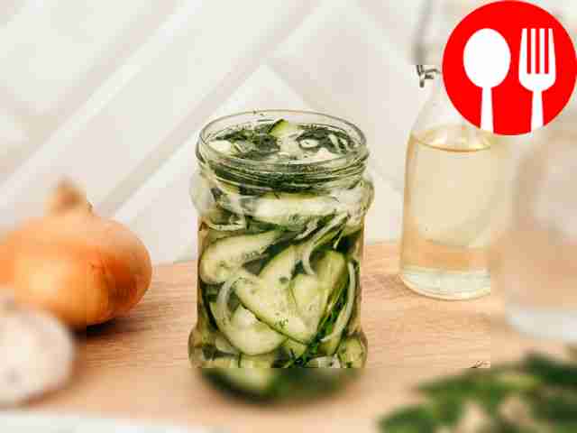Залейте огурцы с луком рассолом в...