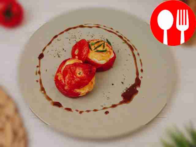 Помидоры, фаршированные колбасой, яйцом и сыром