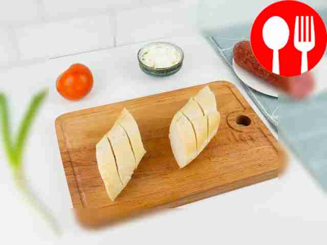 Отрежьте верхнюю корку багета и разделите хлеб...