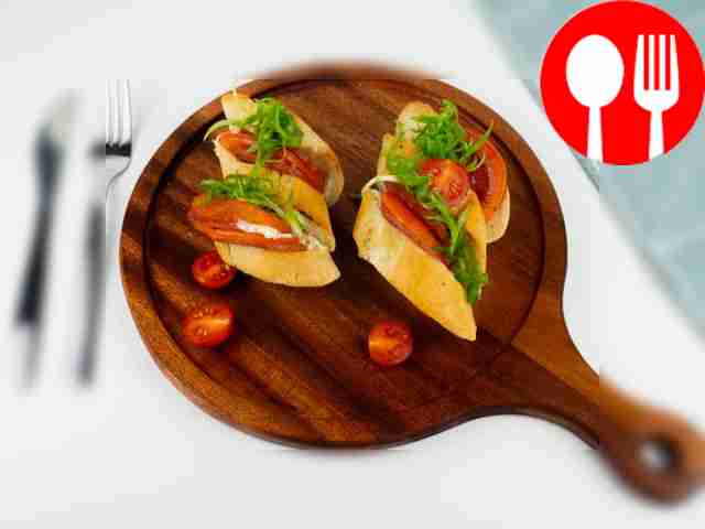 Запекайте багеты до золотистой корочки. Пока...