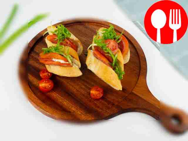 Багет с томатом, луком и салями