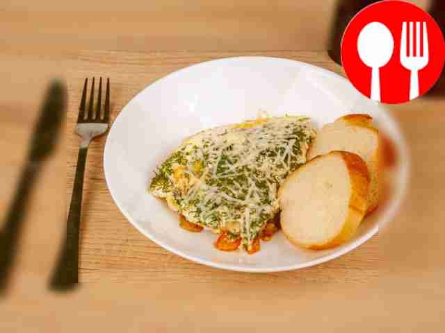 Яичница с беконом и помидорами