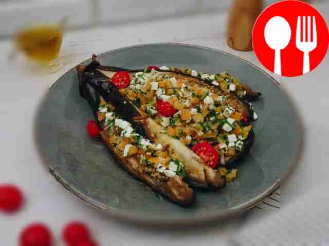 Запеченный баклажан с сыром фета и руколой