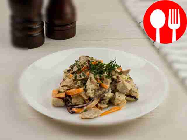 Салат с маринованными грибами