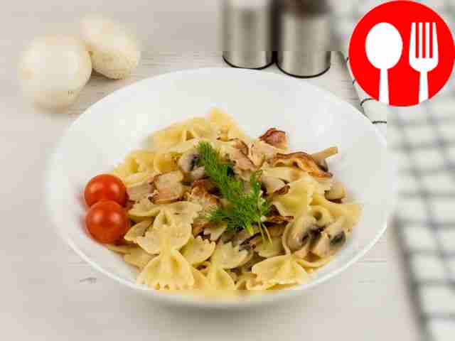 Фарфалле с беконом и сливочным соусом
