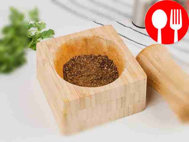 Легко обжарьте душистый перец и тмин, чтобы их...