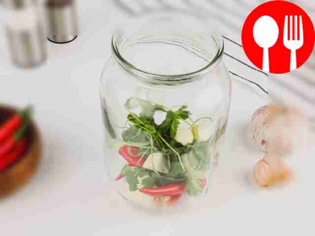 Измельчите чеснок, перец и петрушку в блендере...