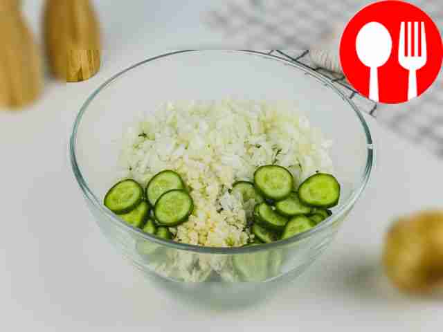 Огурцы нарежьте кружками, лук и чеснок...