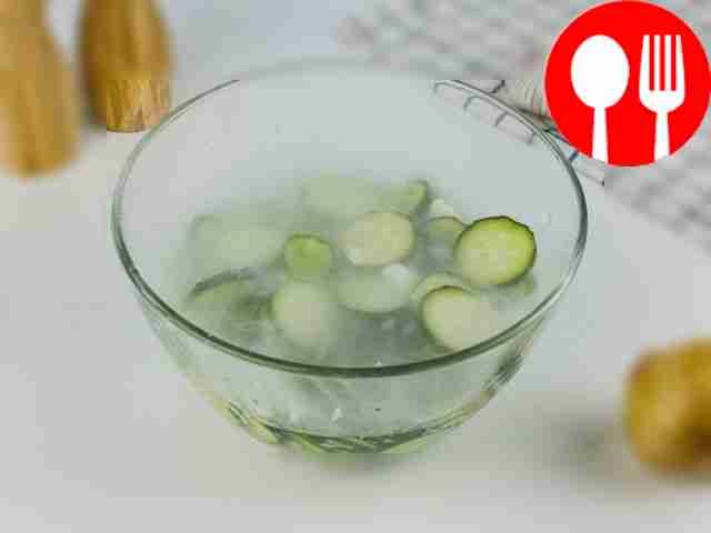 Посолите получившийся салат и залейте его...