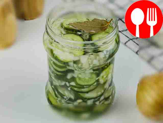 Слейте воду. Переложите огурцы в...